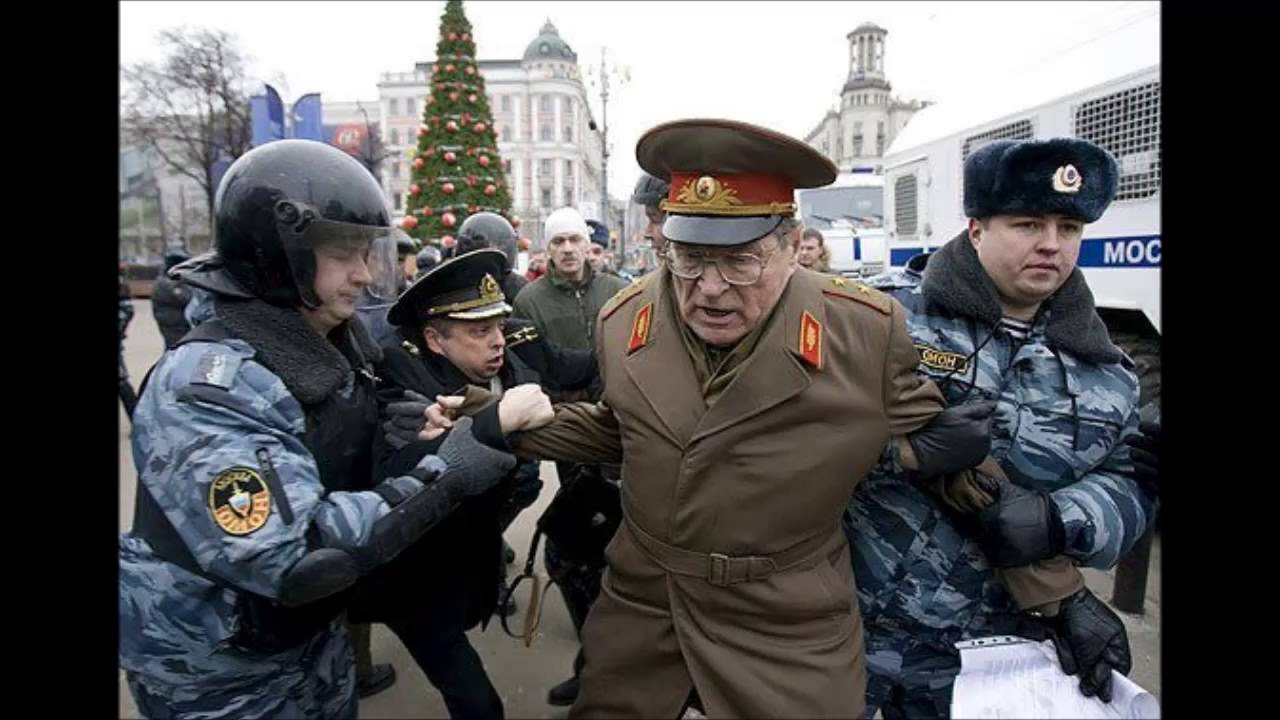 Офицер отдает честь фото